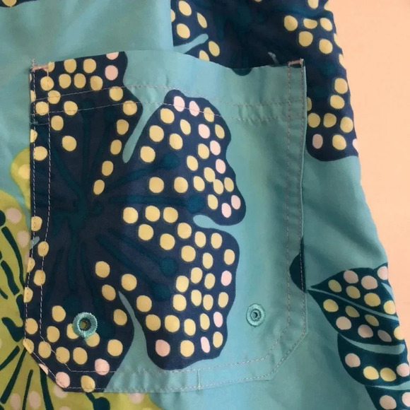 Aventura summer shirt.  Snap close and open pockets on front and back.  Size 6 - Picture 5 of 10